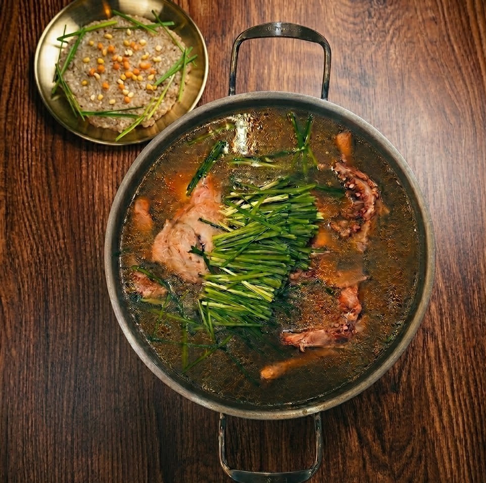 평상집 백숙과 찹쌀 구성